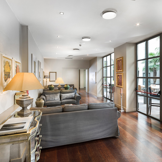 TownHouse 12 Lounge square